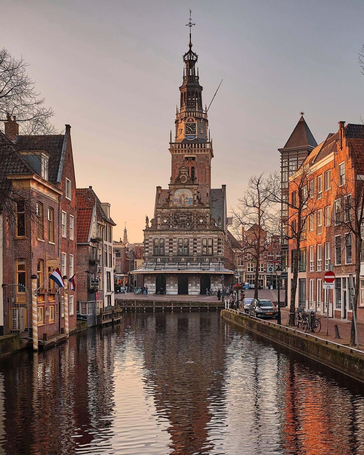 Zicht op de Waagtoren in Alkmaar